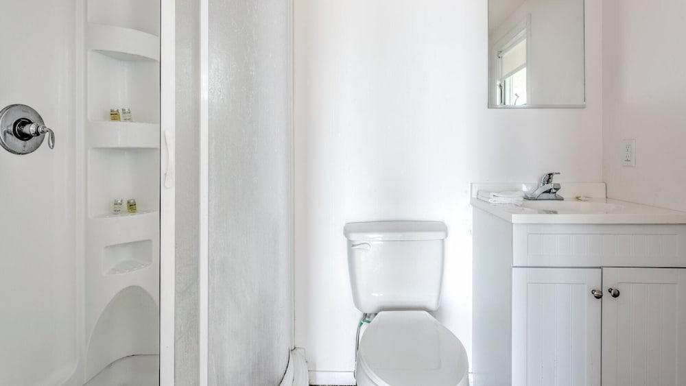 Unit 1 King - Bungalows at Common Ground