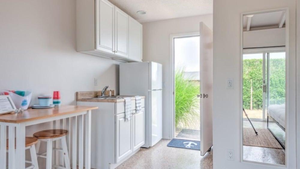 Unit 12 Deluxe Dbl Queen - Bungalows at Common Ground