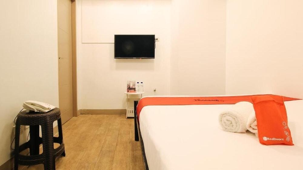 Reddoorz Plus at San Marcelino Malate