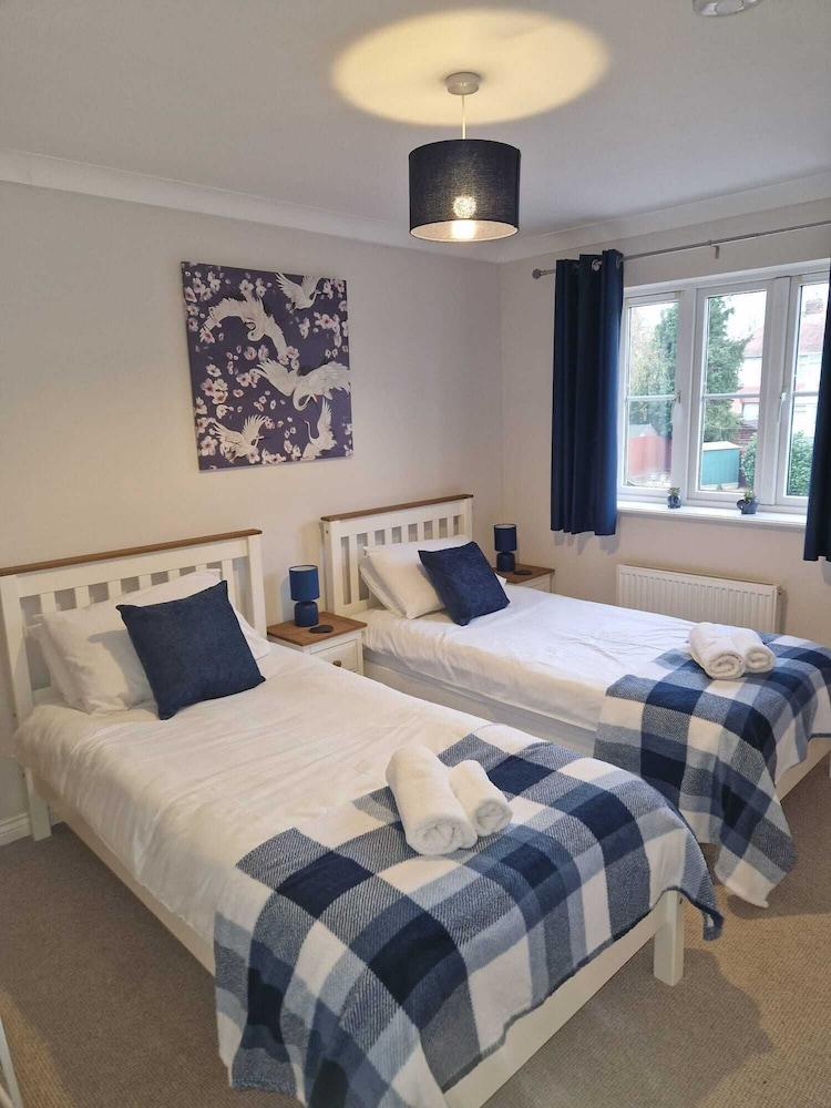 Dog Friendly - 4 Bed House - Sleeps 10 - Pool Table