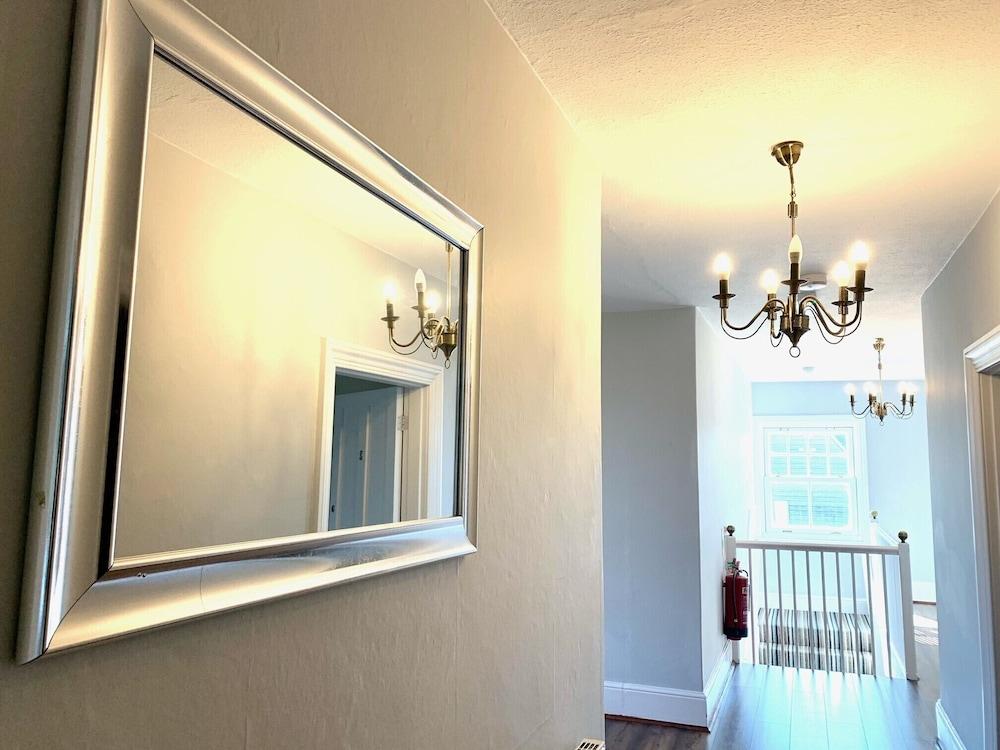 The Farmhouse - Sleeps 12 With Private Grounds