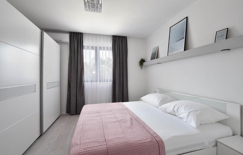 Beautiful Home in Split With 4 Bedrooms, Wifi and Outdoor Swimming Pool