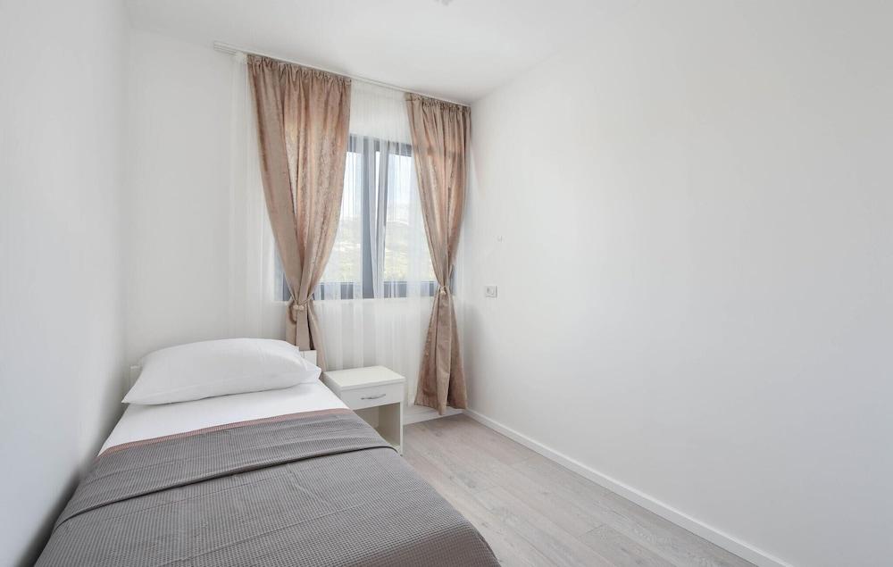 Beautiful Home in Split With 4 Bedrooms, Wifi and Outdoor Swimming Pool