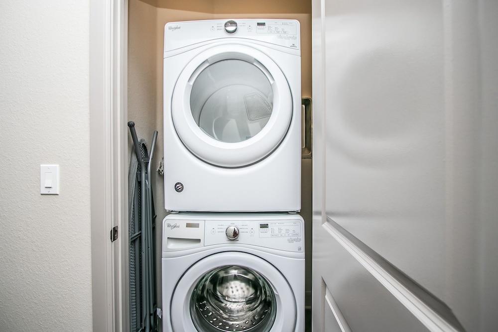 Rooftop Pool-Close 2 Shops-Dining-C4419