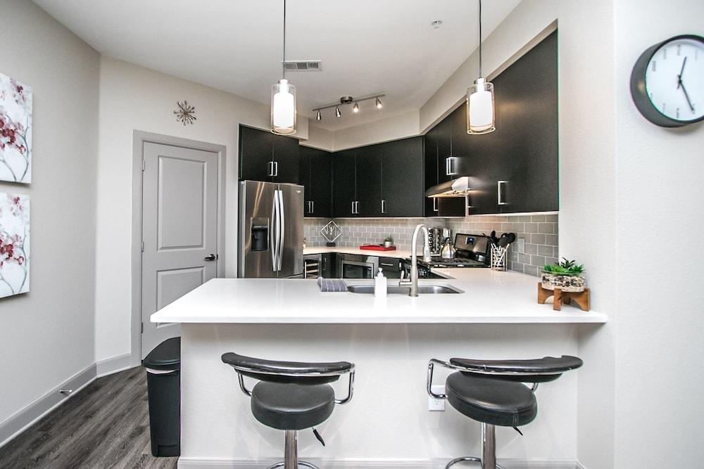 Rooftop Pool-Close 2 Shops-Dining-C4419