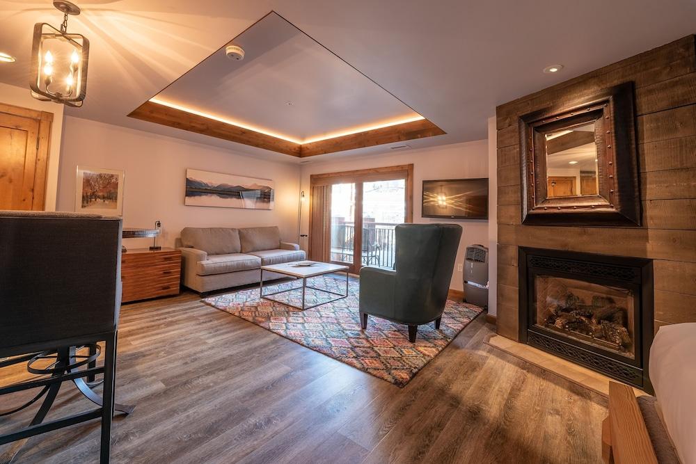 Studio Efficiency Unit With Balcony Over Mountaineer Square 1 Bedroom Condo - No Cleaning Fee! by RedAwning