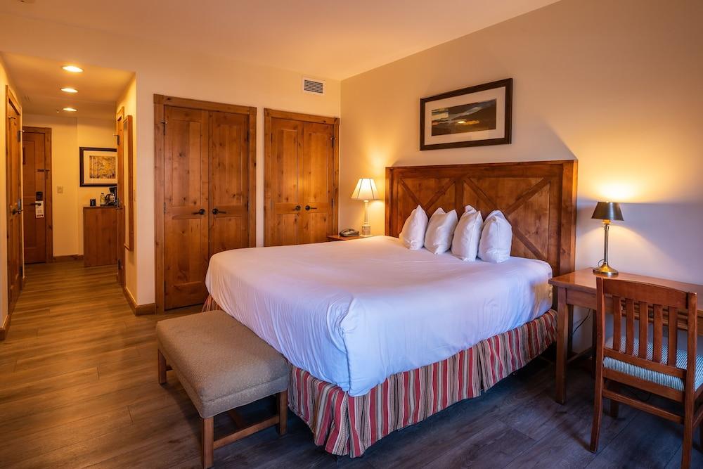 Two Bedroom Condo with a Balcony in Mountaineer Square 2 Condo - No Cleaning Fee! by RedAwning