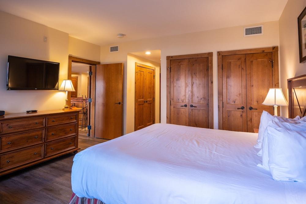 Two Bedroom Condo with a Balcony in Mountaineer Square 2 Condo - No Cleaning Fee! by RedAwning