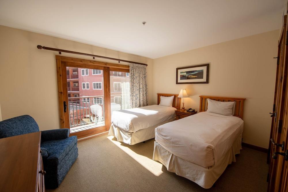 Spacious 3 Bedroom Condo with Balcony in Mountaineer Square 3 Condo - No Cleaning Fee! by RedAwning