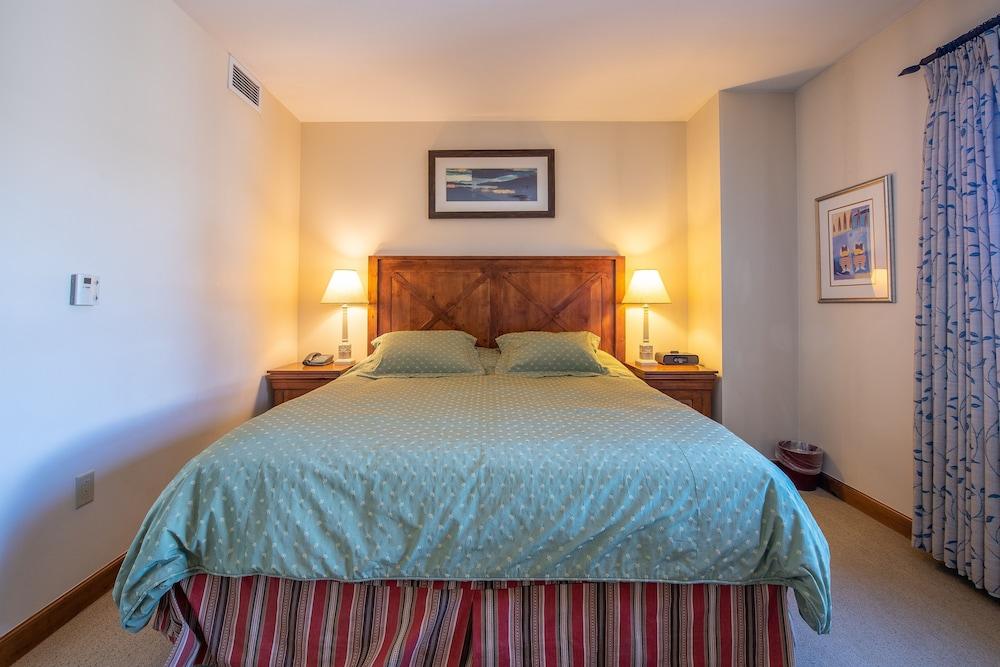 Two Bedroom Condo with Balcony over Mountaineer Square - Just Steps from the Slopes! 2 Condo - No Cleaning Fee! by RedAwning