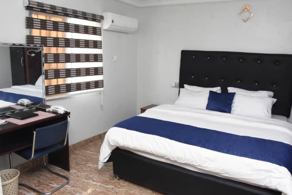 Beautiful 1 Bed, Living Room in a Hotel Penthouse