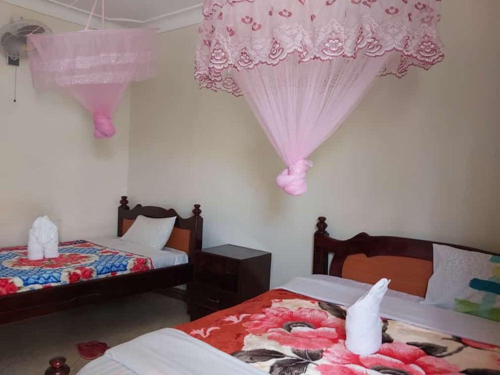 Famko Hotel - Sleeps 24 - Parking - Garden