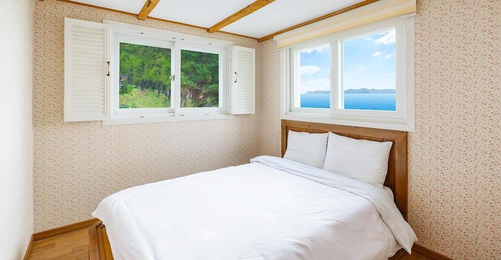 Ganghwa Hana & Alice spa Pension