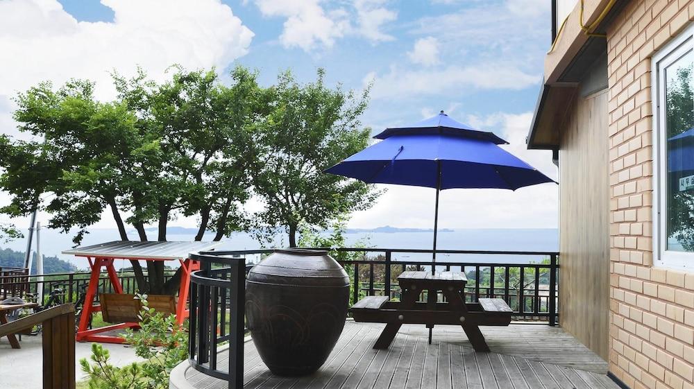 Yeosu Hwangto Pension