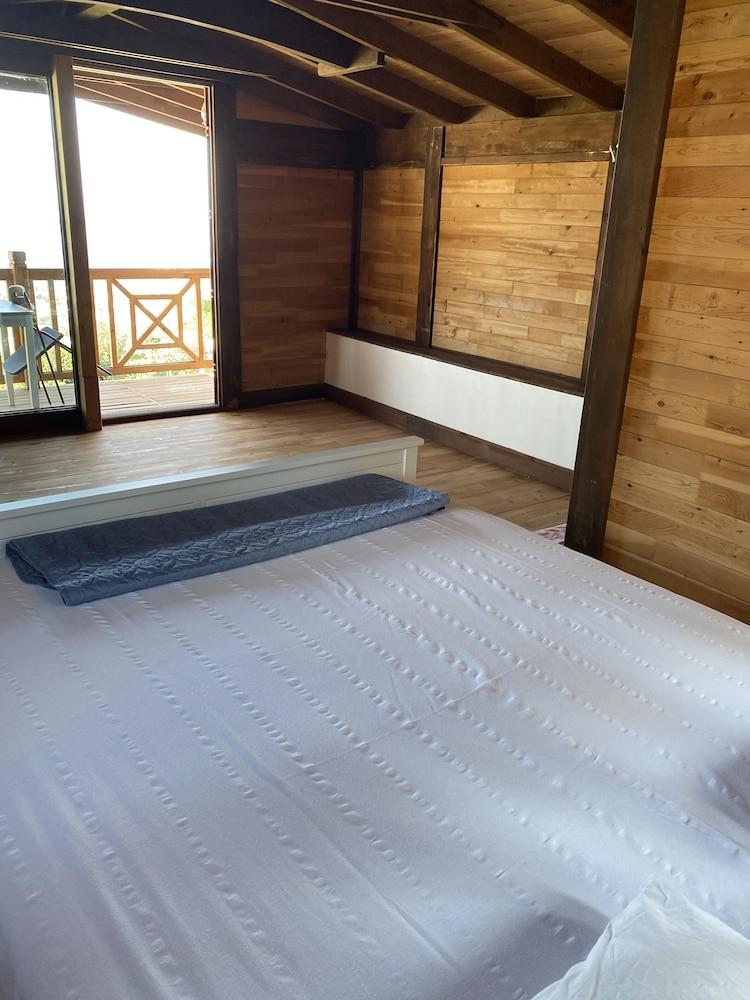 Cedar 1-bed House With Stunning Views