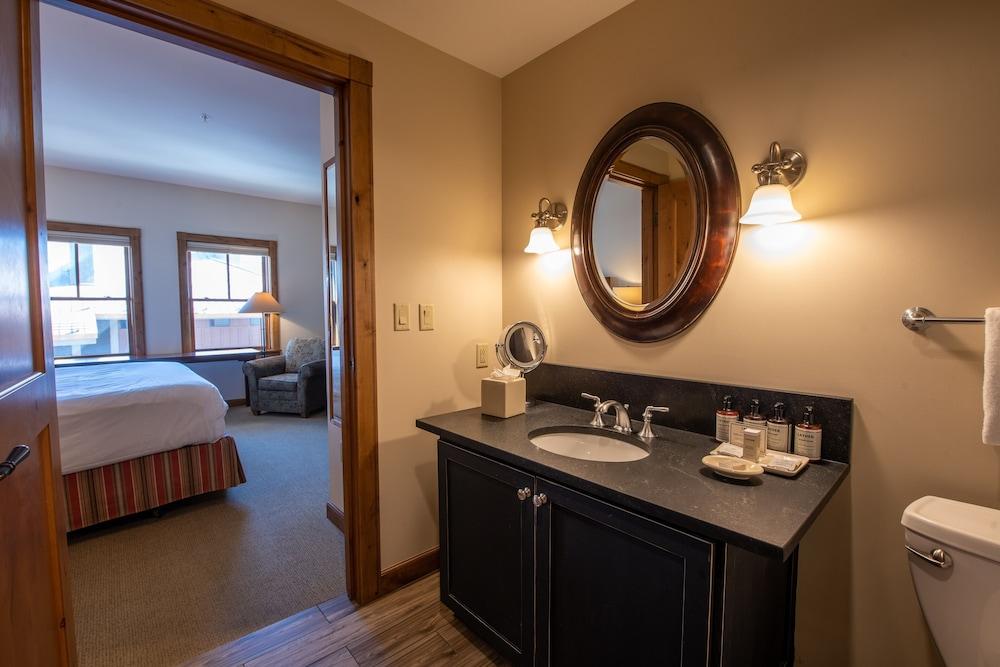 Beautifully Renovated Two Bedroom Condo with a Balcony in Mountaineer Square 2 Condo - No Cleaning Fee! by RedAwning