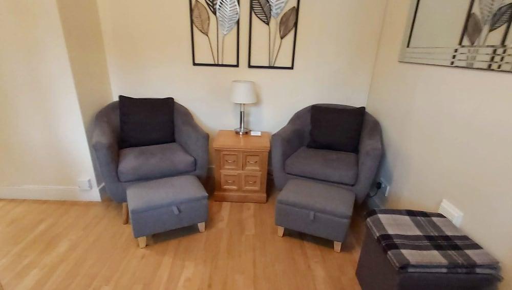 Atholl Rd Self Catering - 127 Central Location