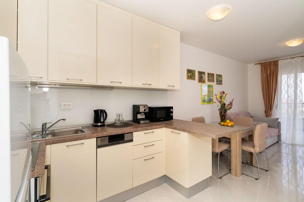 A2 - Modern apt With the Terrace & sea View