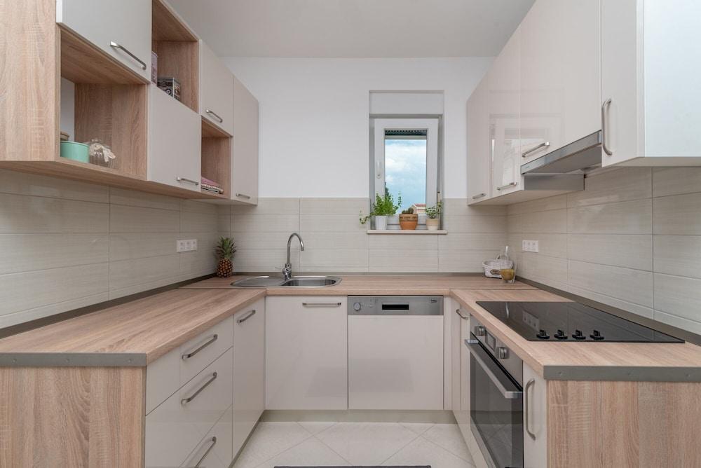 Modern apt w. Terrace, 2 min Walk to the Beach