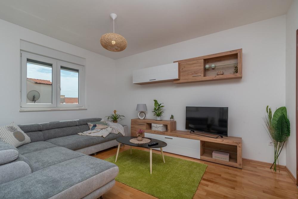 Modern apt w. Terrace, 2 min Walk to the Beach