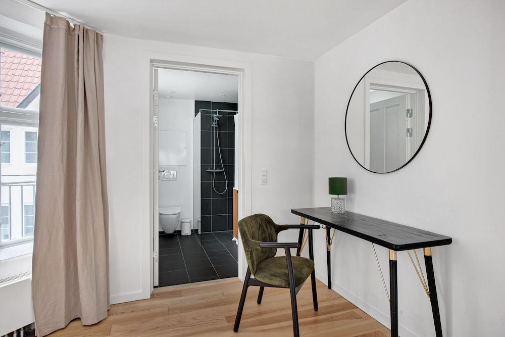 Sanders Regent - Chic 3-bdr Apt With Balcony