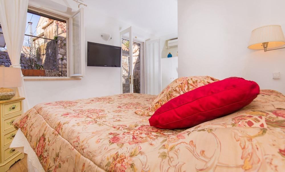 Steps Old Town Apartments by Irundo