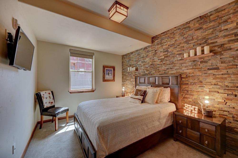 Cozens Pointe I-101 2 Bedroom Condo by RedAwning