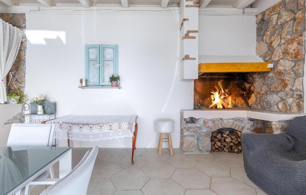 Amazing Home in Dramalj With Wifi, 2 Bedrooms and Outdoor Swimming Pool