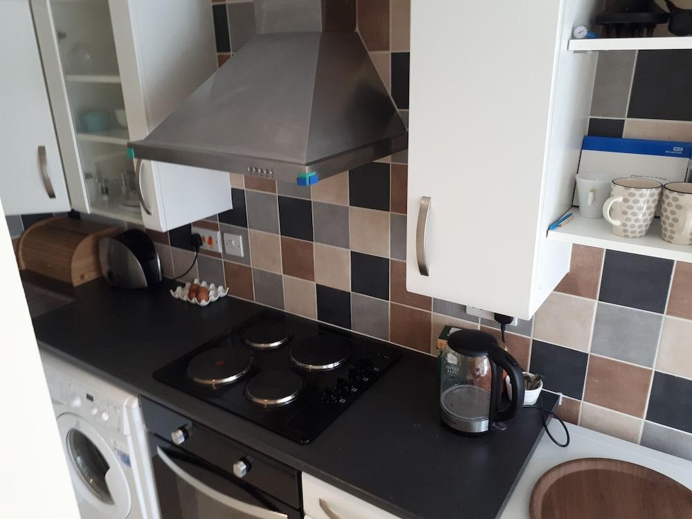 1 Bed Flat - Sleeps 2 - Pets - Garden - Parking
