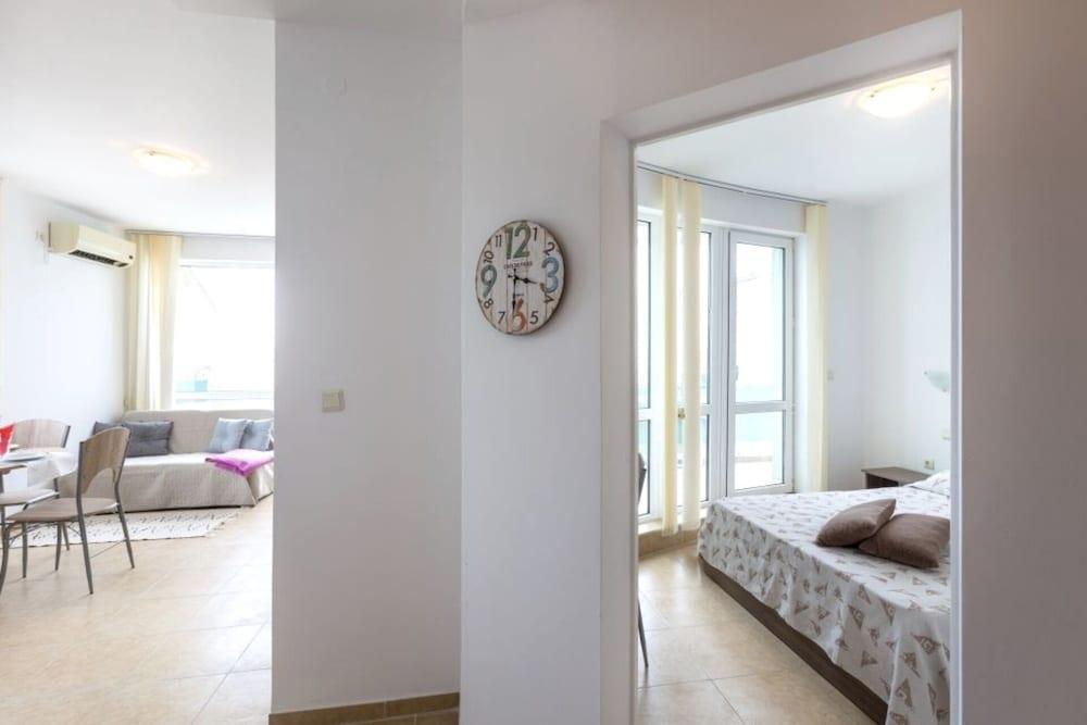 Sea View 1 Bed Apartment With Stunning Ocean Views