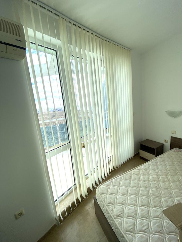 Sea View 1 Bed Apartment With Stunning Ocean Views