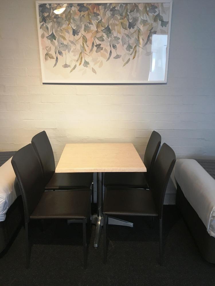 Nicholas Royal Motel