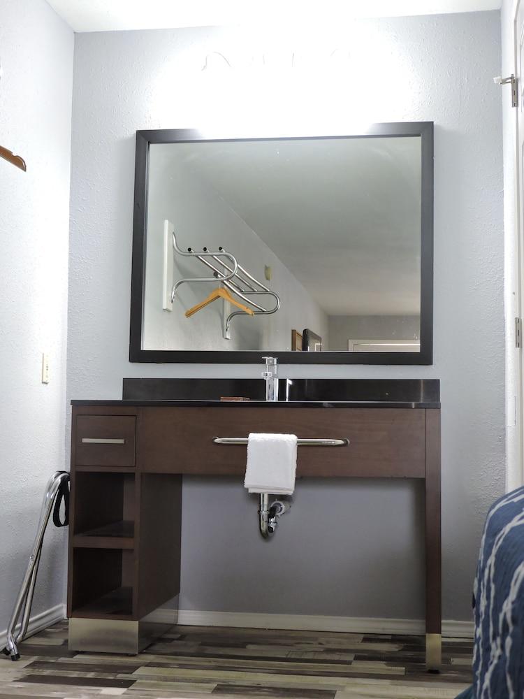 Riata Inn Crystal City