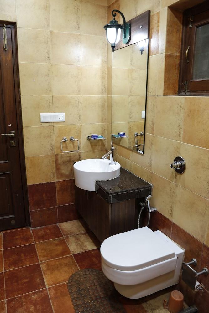 The Colonial Manek Manor