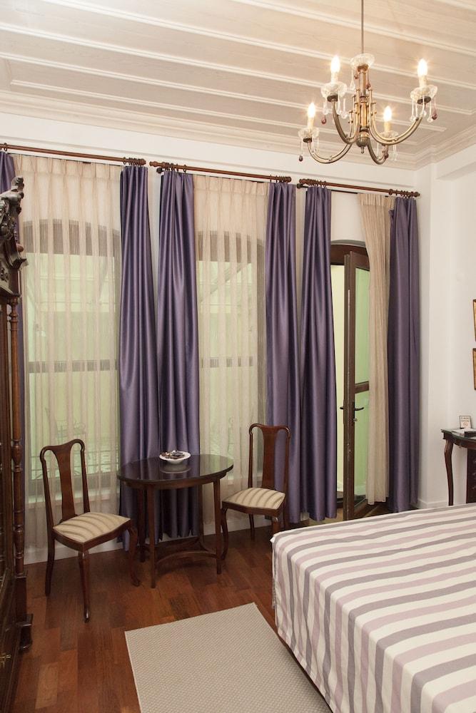 Villa Pera Suite Hotel