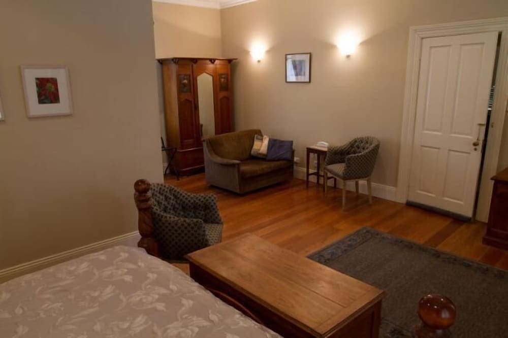 Tizzana Winery Bed & Breakfast