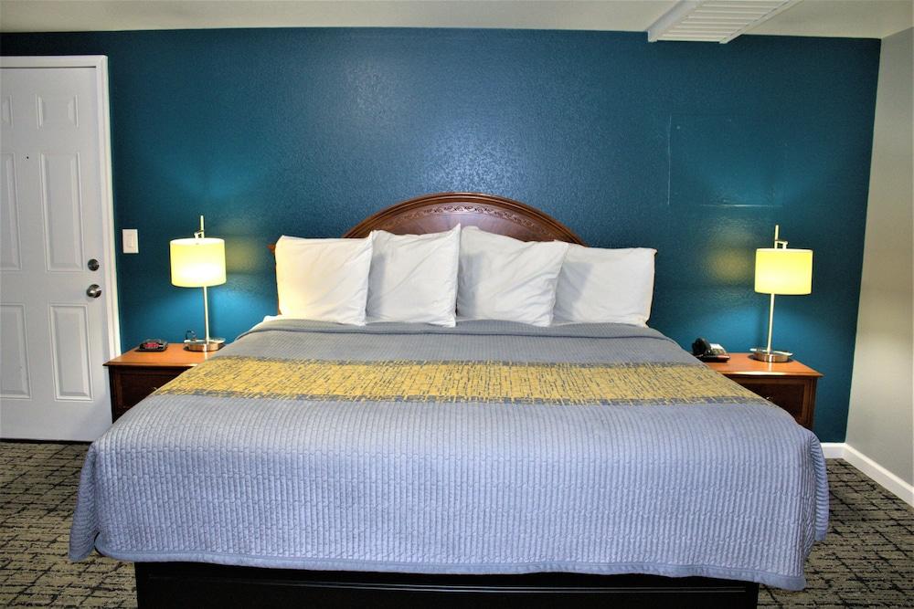 Hometowne Inn & Suites