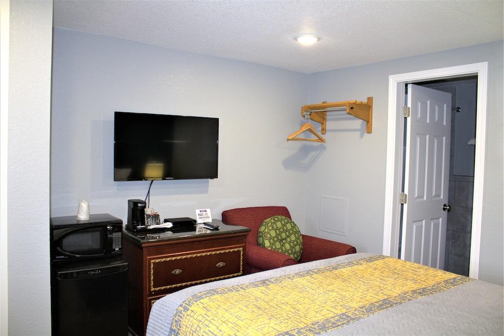 Hometowne Inn & Suites