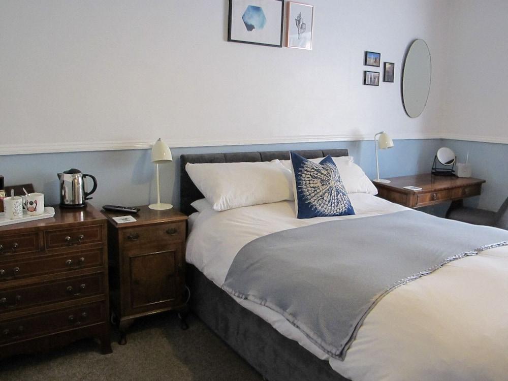 Stone's Throw Guesthouse