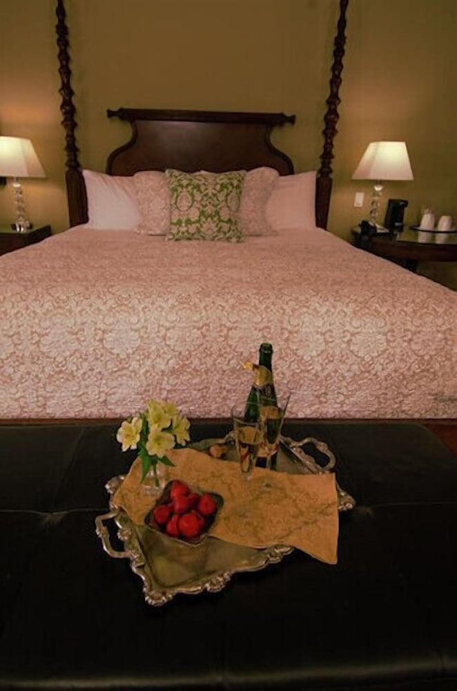 Crown Mansion Boutique Hotel & Villas