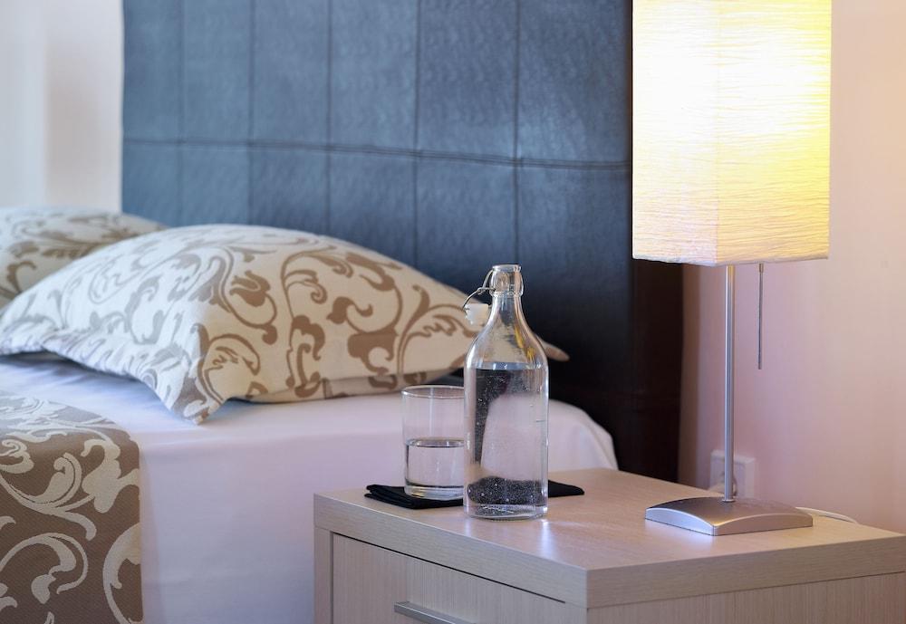 Aeolis Apartments & Studios