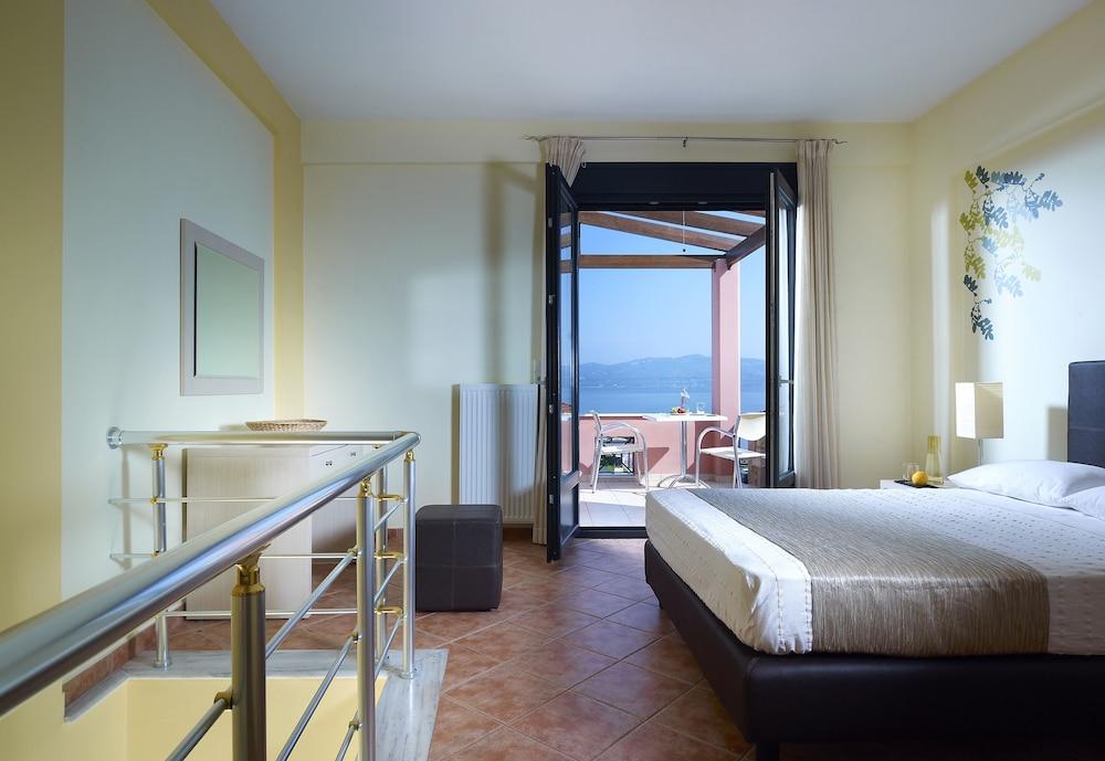 Aeolis Apartments & Studios