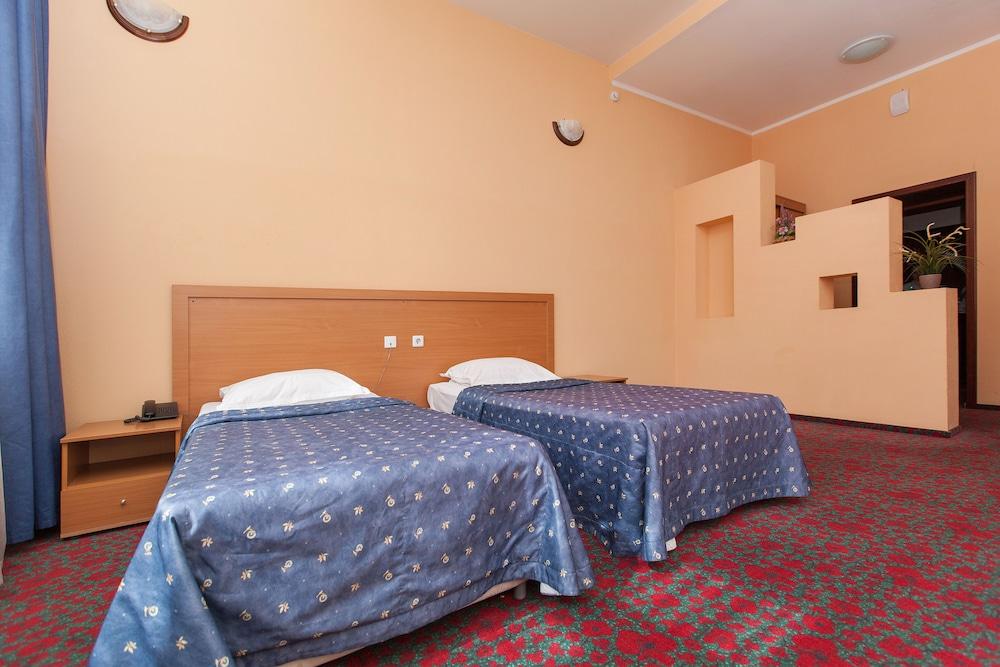 Regina Hotel on Baumana