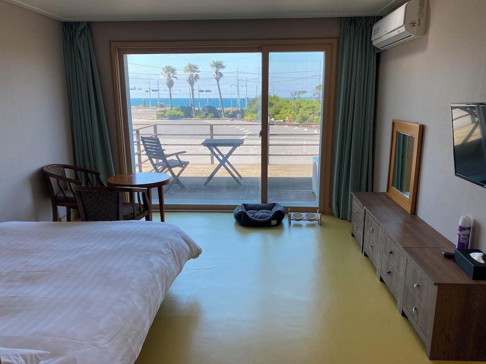 AVA Hotel Jeju Hamdeok