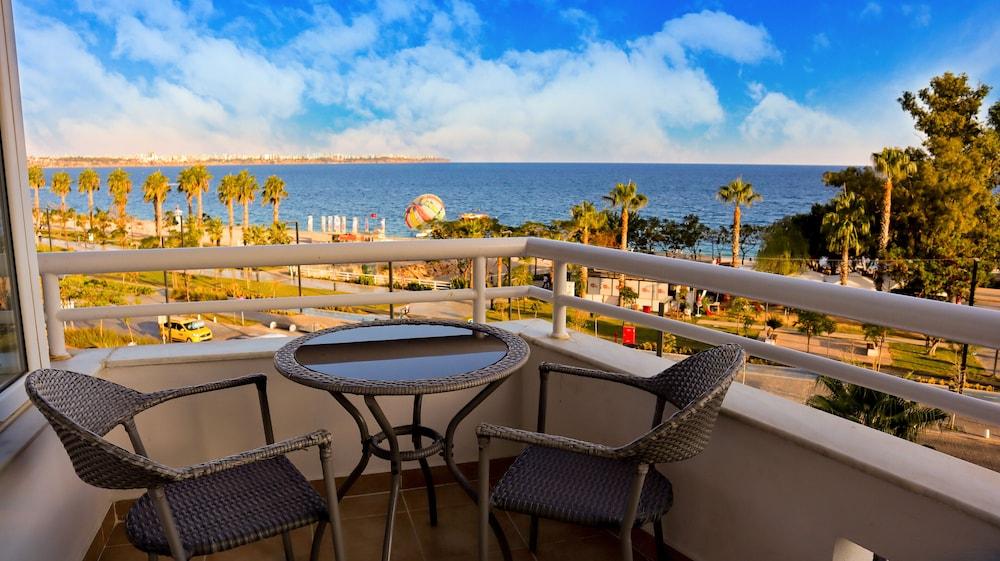 The Corner Park Hotel