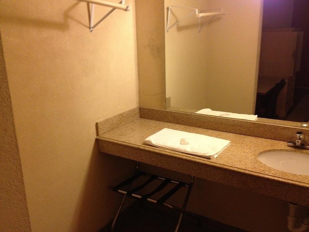 Su Casa Inn & Suites