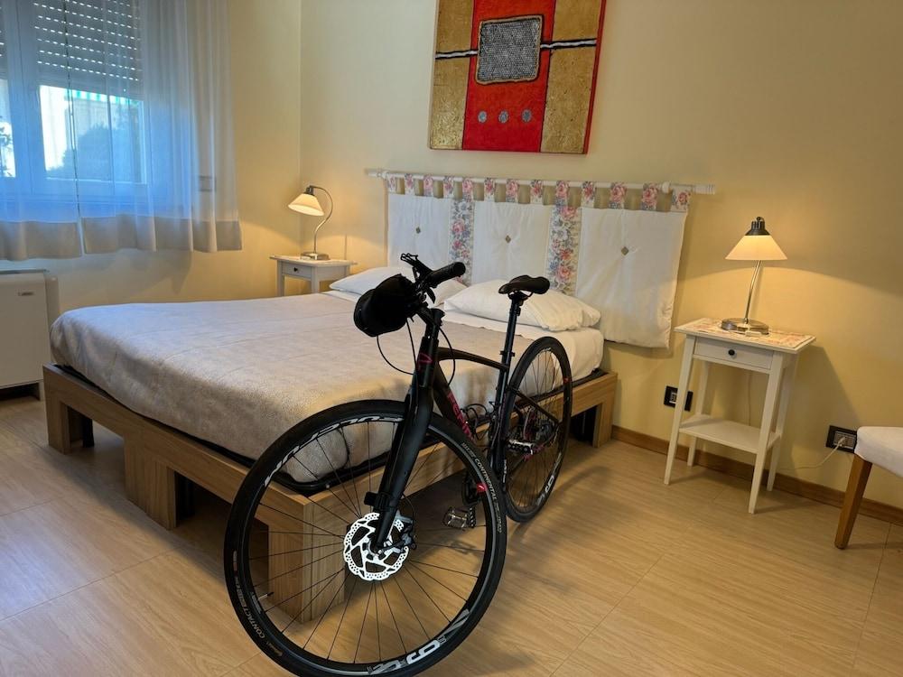 Eremes Rooms & Apartments