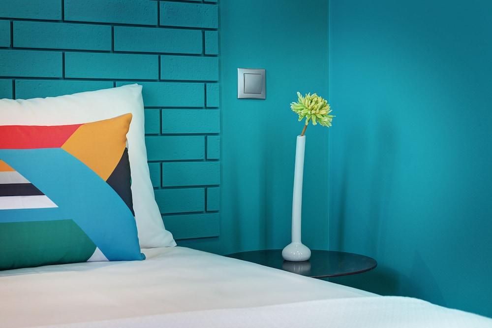 COLORS Central Ladadika