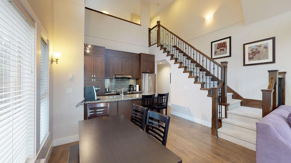 Harrison Lake View Suites