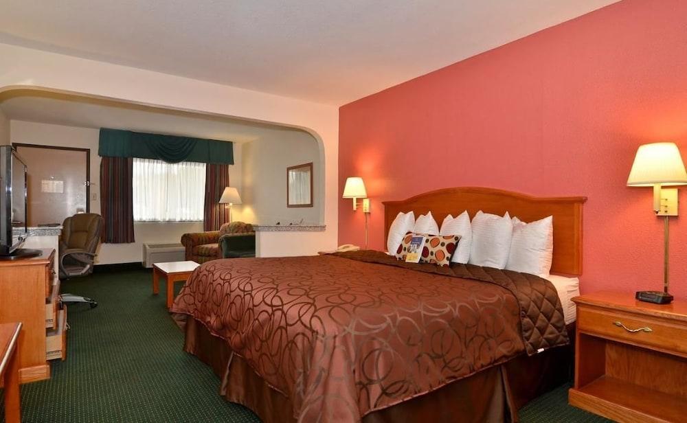 Econo Lodge Inn & Suites Memphis East